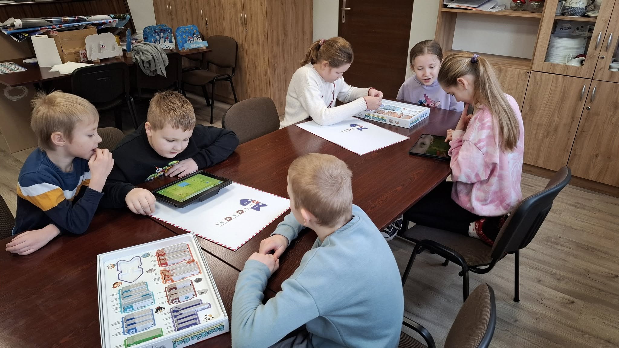 zdjęcie dzieci uczestniczących w feriach zimowych 2025